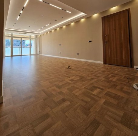 Tirane, jepet me qera zyre Kati 7, 120 m² 1.700 € (RTSH)