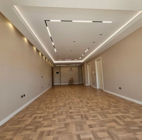Tirane, jepet me qera zyre Kati 7, 120 m² 1.700 € (RTSH)