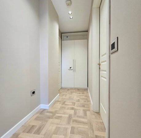 Tirane, jepet me qera zyre Kati 7, 120 m² 1.700 € (RTSH)