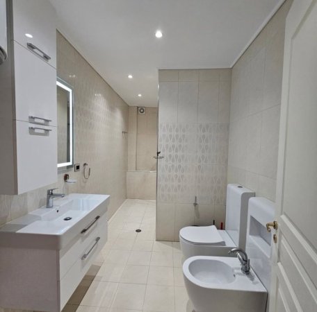 Tirane, jepet me qera zyre Kati 7, 120 m² 1.700 € (RTSH)