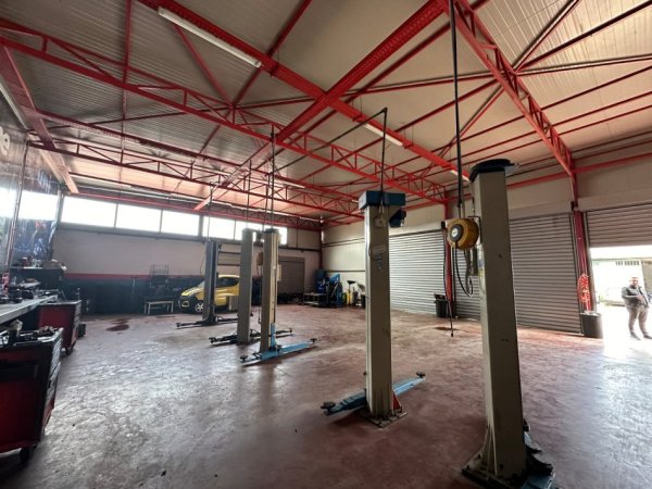 Tirane, jepet me qera ambjent biznesi Kati 0, 300 m² 1.800 € (Spitali Amerikan 3)