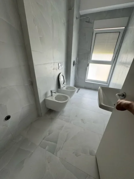 Tirane, jepet me qera apartament 1+1 Kati 5, 65 m² 400 € (ali demi)