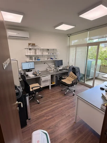 Tirane, jepet me qera zyre Kati 3, 122 m² 1.500 € (Garda)