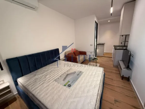 Tirane, shitet apartament Kati 5, (Pallatet Shallvare)