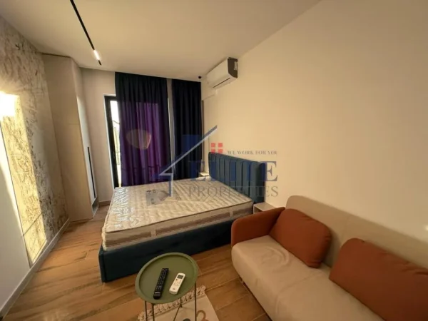 Tirane, shitet apartament Kati 5, (Pallatet Shallvare)