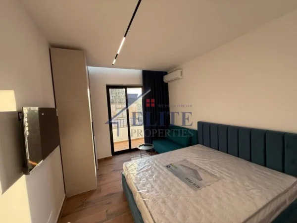Tirane, shitet apartament Kati 5, (Pallatet Shallvare)