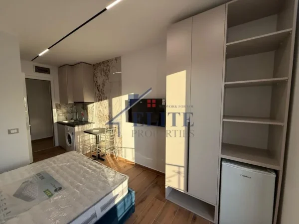 Tirane, shitet apartament Kati 5, (Pallatet Shallvare)