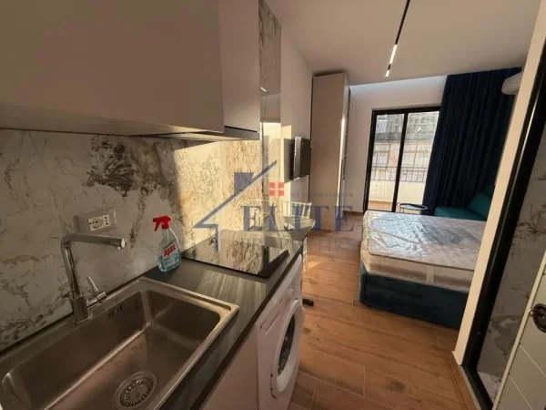 Tirane, shitet apartament Kati 5, (Pallatet Shallvare)