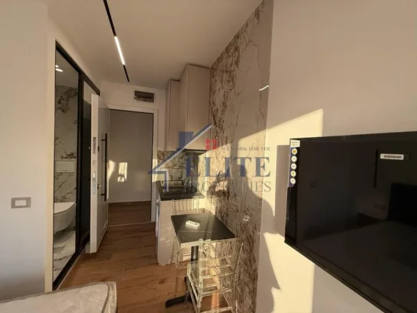 Tirane, shitet apartament Kati 5, (Pallatet Shallvare)