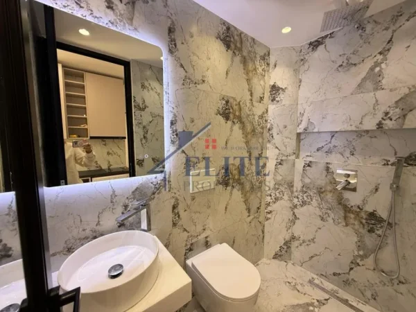 Tirane, shitet apartament Kati 5, (Pallatet Shallvare)