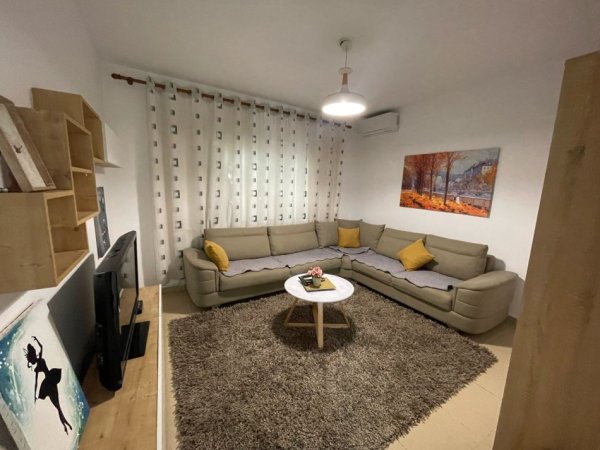 Tirane, jepet me qera shtepi 1+1 Kati 1, 90 m² 750 € (Pazari i Ri)