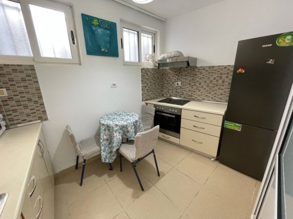Tirane, jepet me qera shtepi 1+1 Kati 1, 90 m² 750 € (Pazari i Ri)
