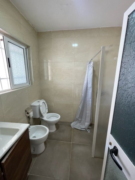 Tirane, jepet me qera shtepi 1+1 Kati 1, 90 m² 750 € (Pazari i Ri)