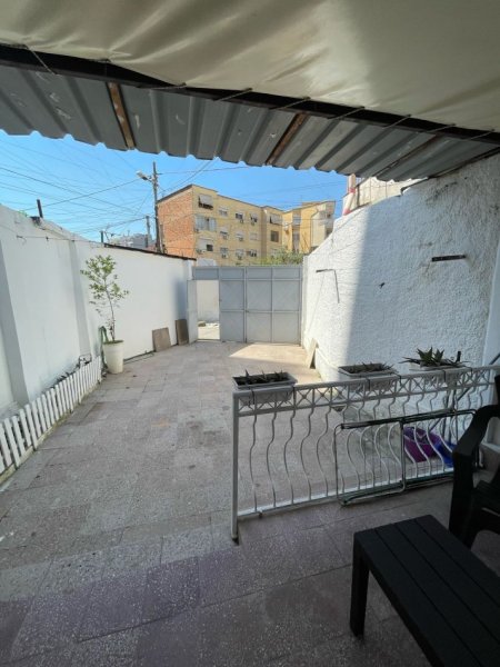 Tirane, jepet me qera shtepi 1+1 Kati 1, 90 m² 750 € (Pazari i Ri)