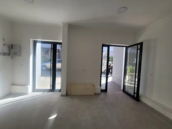 Tirane, jepet me qera Kati 0, 33 m² 250 € 