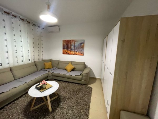 Tirane, jepet me qera shtepi 1+1 Kati 1, 90 m² 750 € (Pazari i Ri)