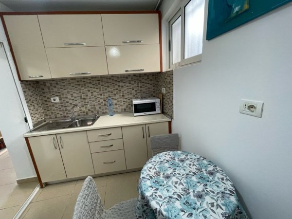 Tirane, jepet me qera shtepi 1+1 Kati 1, 90 m² 750 € (Pazari i Ri)