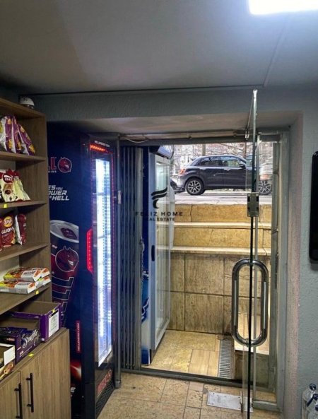 Tirane, jepet me qera dyqan Kati 0, 17 m² 350 € (BULEVARDI BAJRAM CURRI)