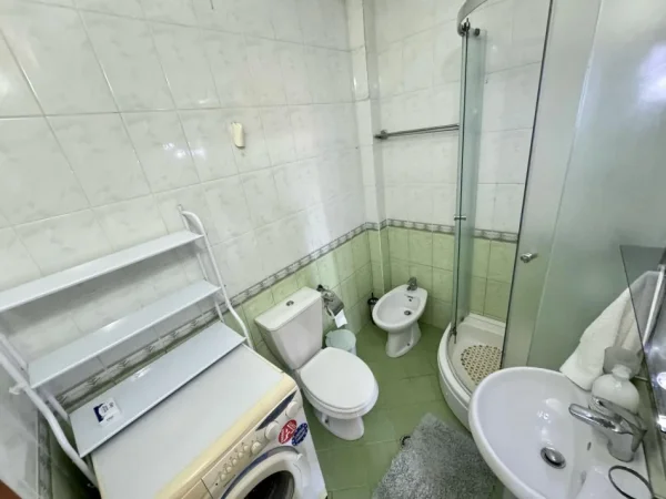 Tirane, jepet me qera apartament 2+1+Ballkon Kati 2, 100 m² 550 € (Rruga e Durresit)