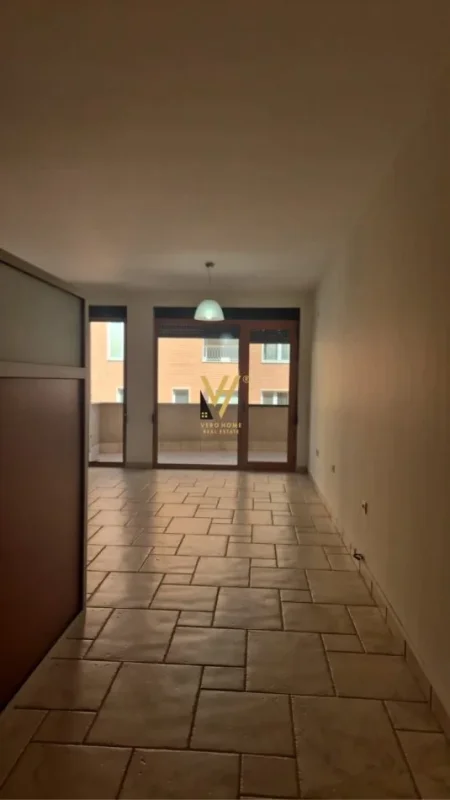 Tirane, jepet me qera ambjent biznesi Kati 4, 140 m² 1.600 € (RRUGA E ELBASANIT)