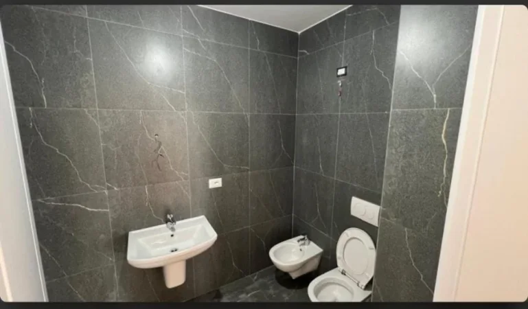 Tirane, jepet me qera zyre Kati 7, 136 m² 1.400 € (rruga e kosovareve)