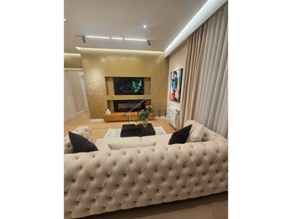 Tirane, shitet apartament 1+1+Ballkon Kati 3, 107 m² 275.000 € (Pazari i Ri)