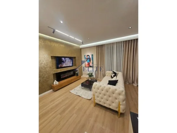 Tirane, shitet apartament 1+1+Ballkon Kati 3, 107 m² 275.000 € (Pazari i Ri)