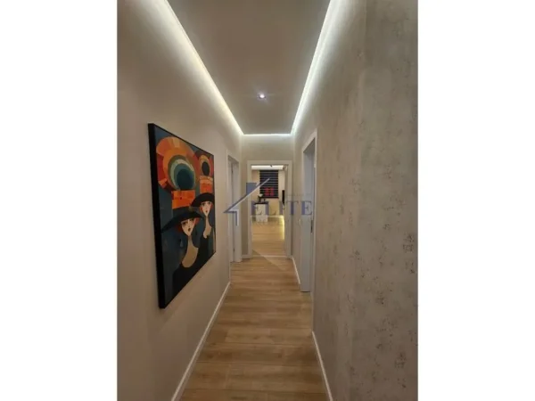 Tirane, shitet apartament 1+1+Ballkon Kati 3, 107 m² 275.000 € (Pazari i Ri)