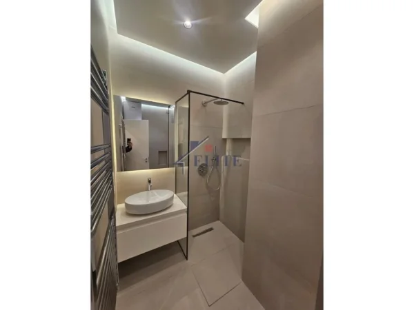 Tirane, shitet apartament 1+1+Ballkon Kati 3, 107 m² 275.000 € (Pazari i Ri)