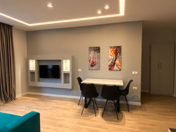 Tirane, jepet me qera apartament 2+1+Ballkon Kati 1, 80 m² 700 € (21 Dhjetori)