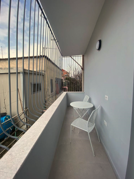 Tirane, jepet me qera apartament 2+1+Ballkon Kati 1, 80 m² 700 € (21 Dhjetori)