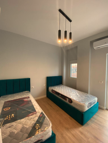 Tirane, jepet me qera apartament 2+1+Ballkon Kati 1, 80 m² 700 € (21 Dhjetori)