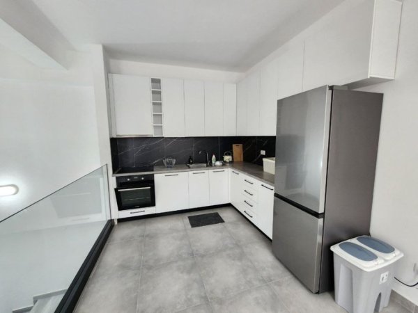 Tirane, jepet me qera Vile 4+1+Aneks+Ballkon Kati 3, 300 m² 1.700 € (kodra e diellit 2)