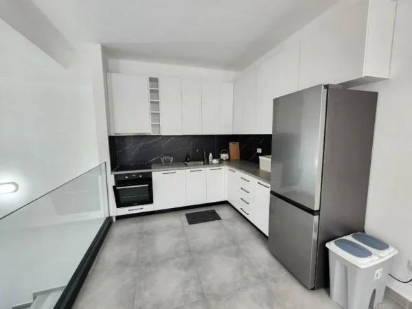 Tirane, jepet me qera Vile 4+1+Aneks+Ballkon Kati 3, 300 m² 1.700 € (kodra e diellit 2)