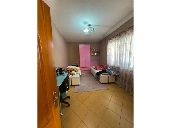 Tirane, shitet Vile 3 Katshe Kati 0, 240 m² 300.000 € (Rruga e Dibres)