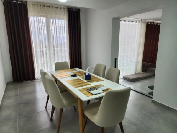Tirane, jepet me qera Vile 4+1+Aneks+Ballkon Kati 3, 300 m² 1.700 € (kodra e diellit 2)