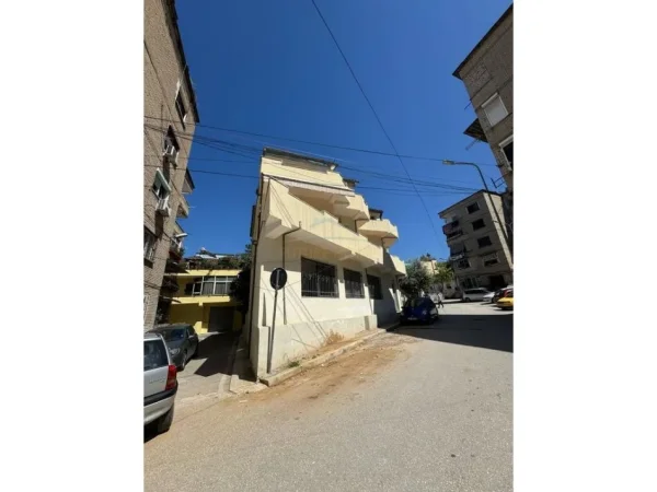 Tirane, shitet Vile 3 Katshe Kati 0, 240 m² 300.000 € (Rruga e Dibres)