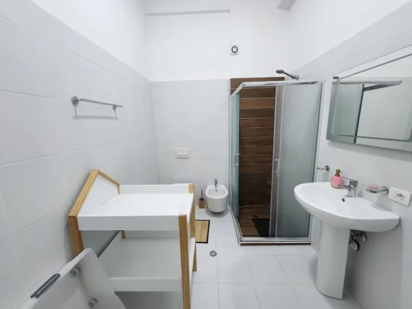 Tirane, jepet me qera Vile 4+1+Aneks+Ballkon Kati 3, 300 m² 1.700 € (kodra e diellit 2)