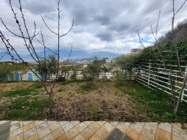 Tirane, jepet me qera Vile 4+1+Aneks+Ballkon Kati 3, 300 m² 1.700 € (kodra e diellit 2)