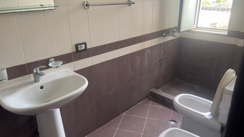 Tirane, jap me qera apartament 3+1+Ballkon Kati 2, 100 m² 50.000 € (sali nivica)