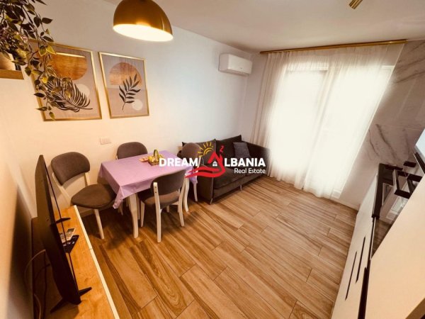 Tirane, jepet me qera apartament 2+1+Ballkon Kati 2, 800 m² 800 € (Qender, prane Kafe Flores)