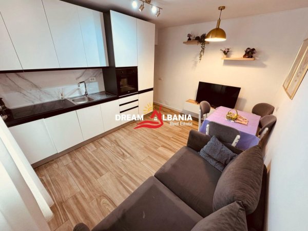 Tirane, jepet me qera apartament 2+1+Ballkon Kati 2, 800 m² 800 € (Qender, prane Kafe Flores)