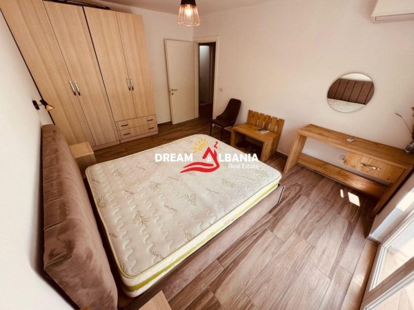Tirane, jepet me qera apartament 2+1+Ballkon Kati 2, 800 m² 800 € (Qender, prane Kafe Flores)