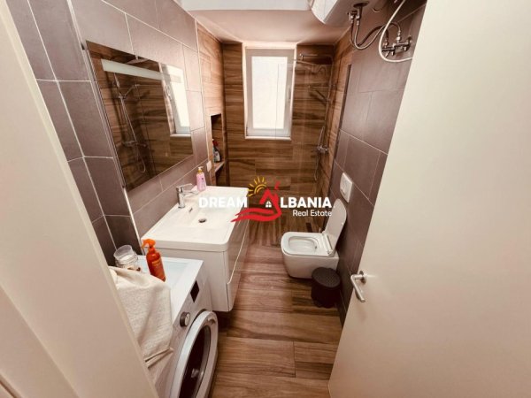 Tirane, jepet me qera apartament 2+1+Ballkon Kati 2, 800 m² 800 € (Qender, prane Kafe Flores)
