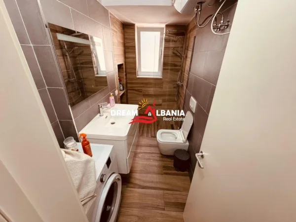 Tirane, jepet me qera apartament 2+1+Ballkon Kati 2, 800 m² 800 € (Qender, prane Kafe Flores)