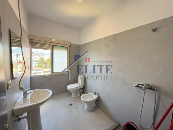 Tirane, shitet apartament 2+1+Ballkon Kati 5, 82 m² 185.000 € (Kristal Center)