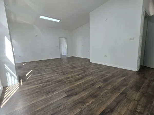 Tirane, jepet me qera zyre Kati 1, 93 m² 900 € (Komuna e Parisit)