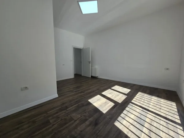 Tirane, jepet me qera zyre Kati 1, 93 m² 900 € (Komuna e Parisit)
