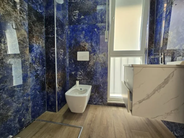 Tirane, jepet me qera zyre Kati 1, 93 m² 900 € (Komuna e Parisit)