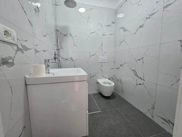 Tirane, jepet me qera zyre Kati 1, 93 m² 900 € (Komuna e Parisit)